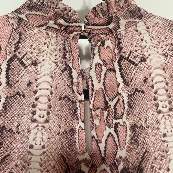 THML like new rose pink flutter sleeve ruffle bottom knee length snake dress L - Picture 4 of 6